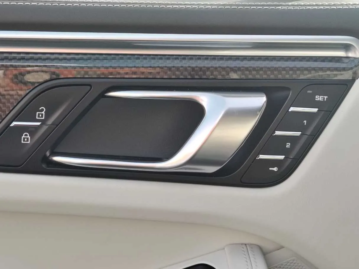 Car image 32