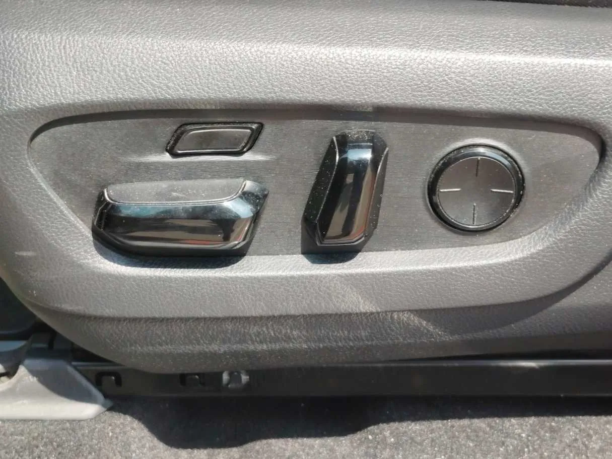 Car image 29