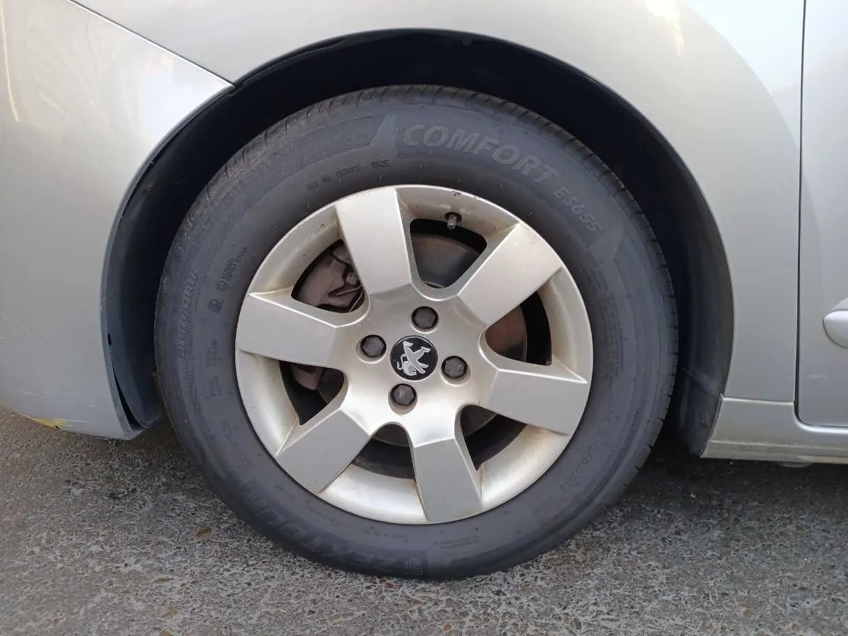 Car image 9