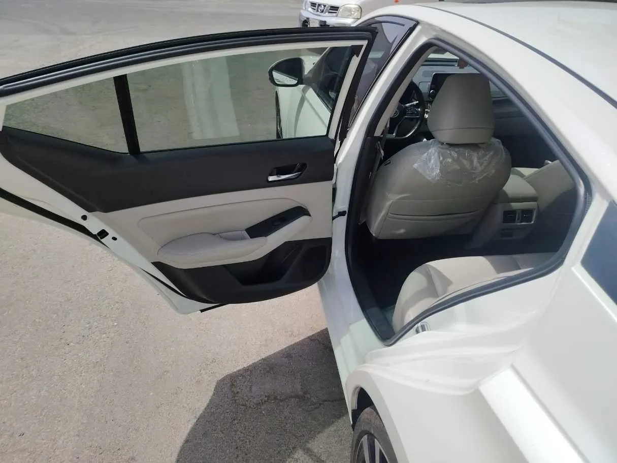 Car image 17
