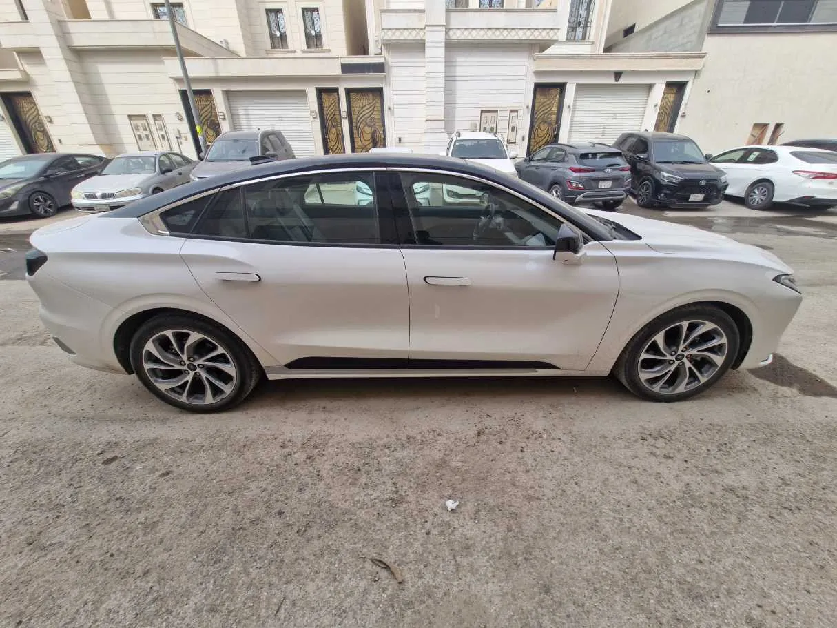 Car image 4