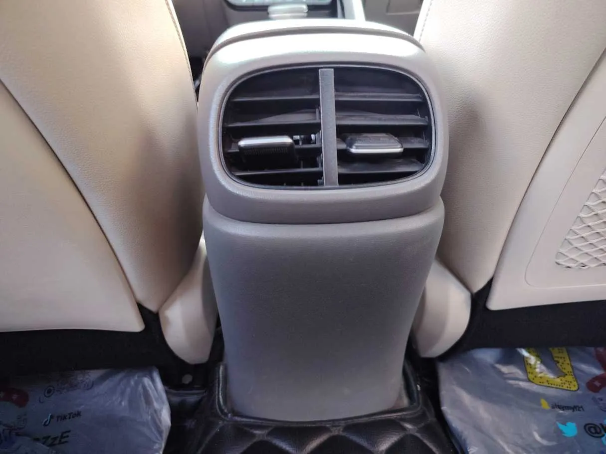 Car image 30