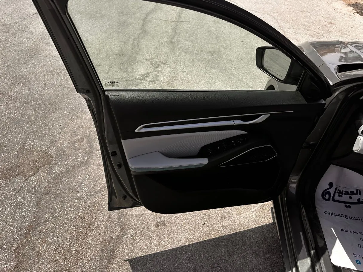 Car image 10
