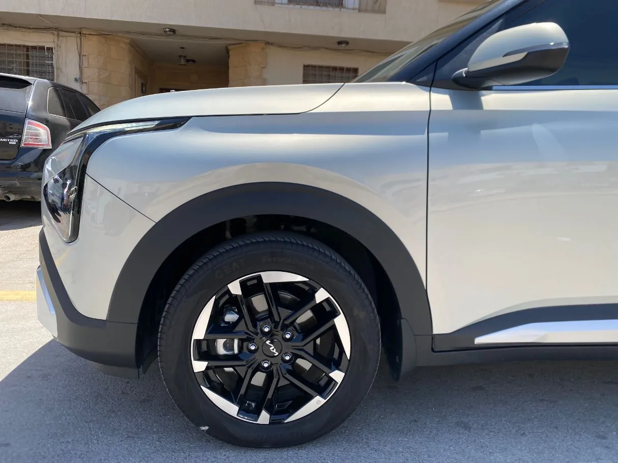 Car image 9