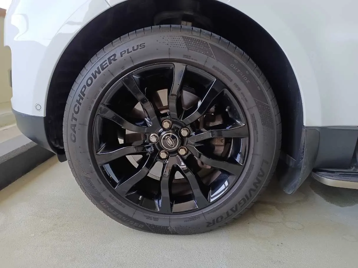 Car image 9