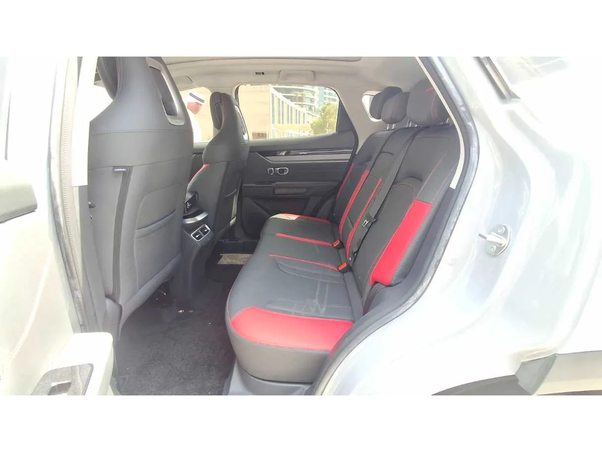 Car image 13