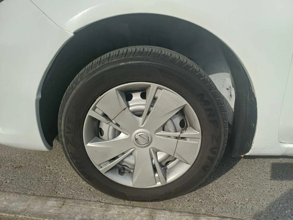 Car image 9