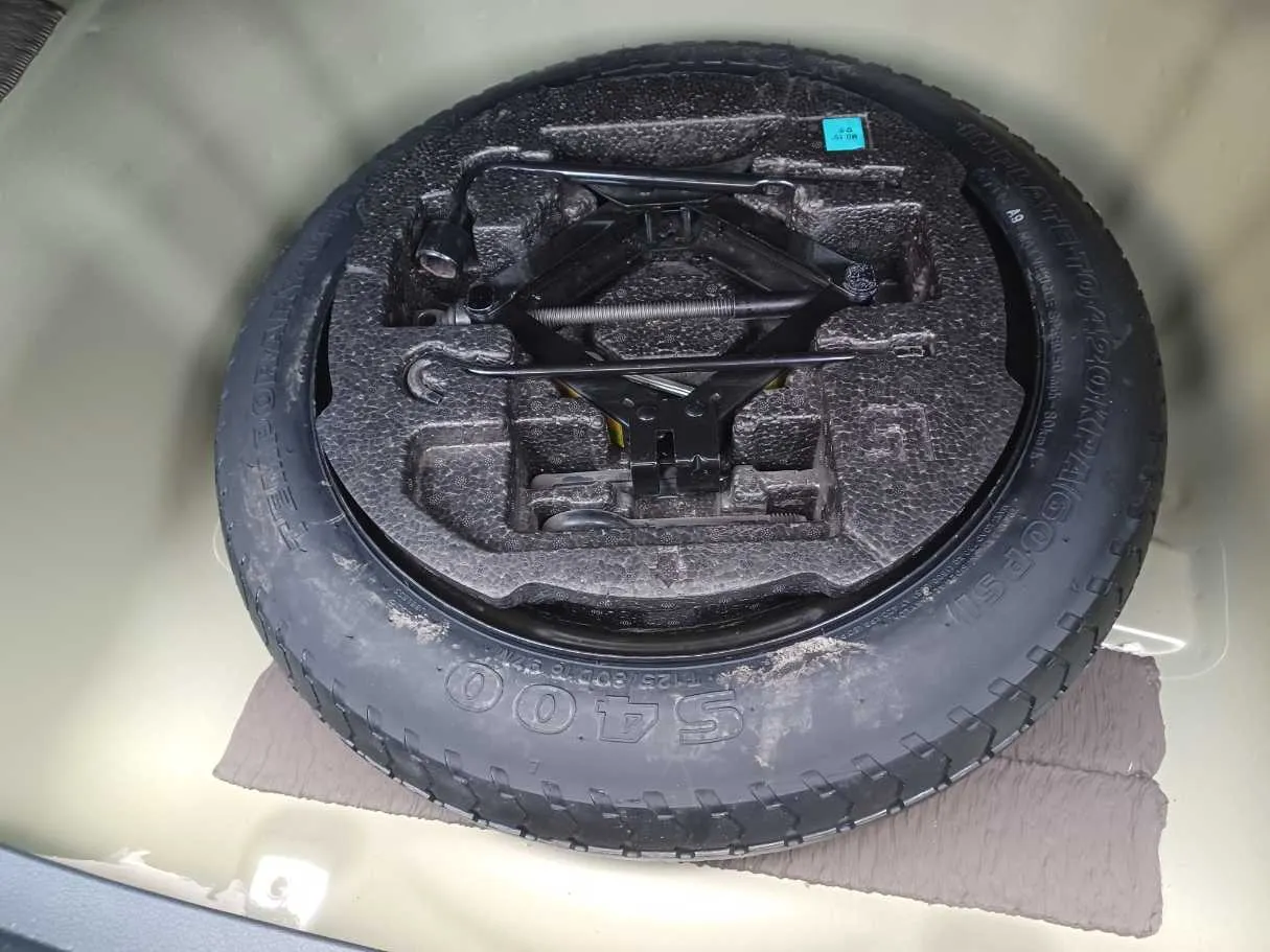 Car image 19