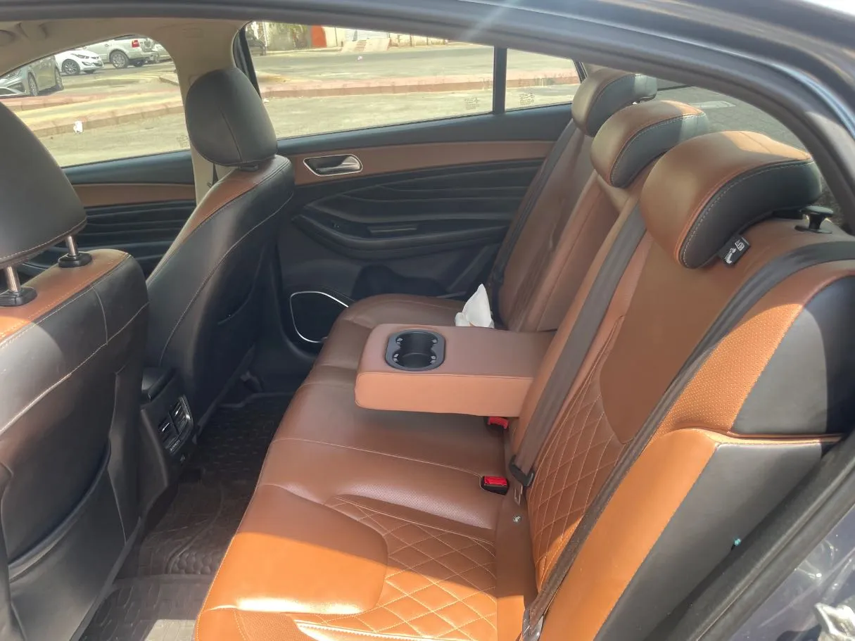 Car image 14