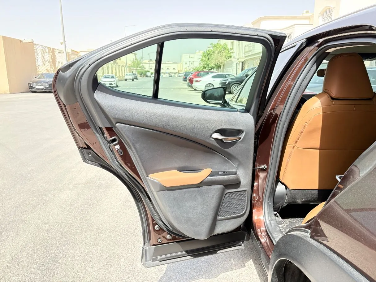 Car image 14