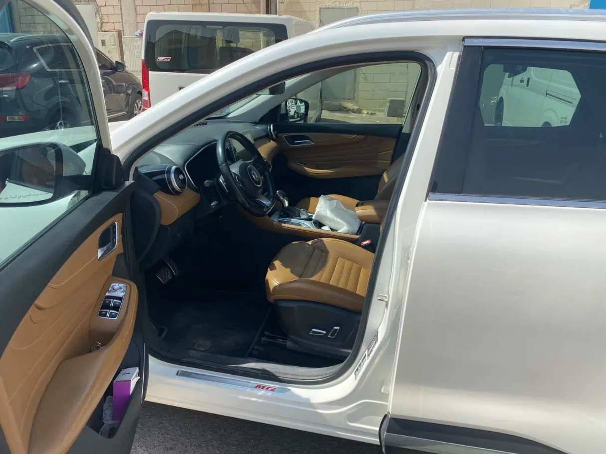 Car image 12