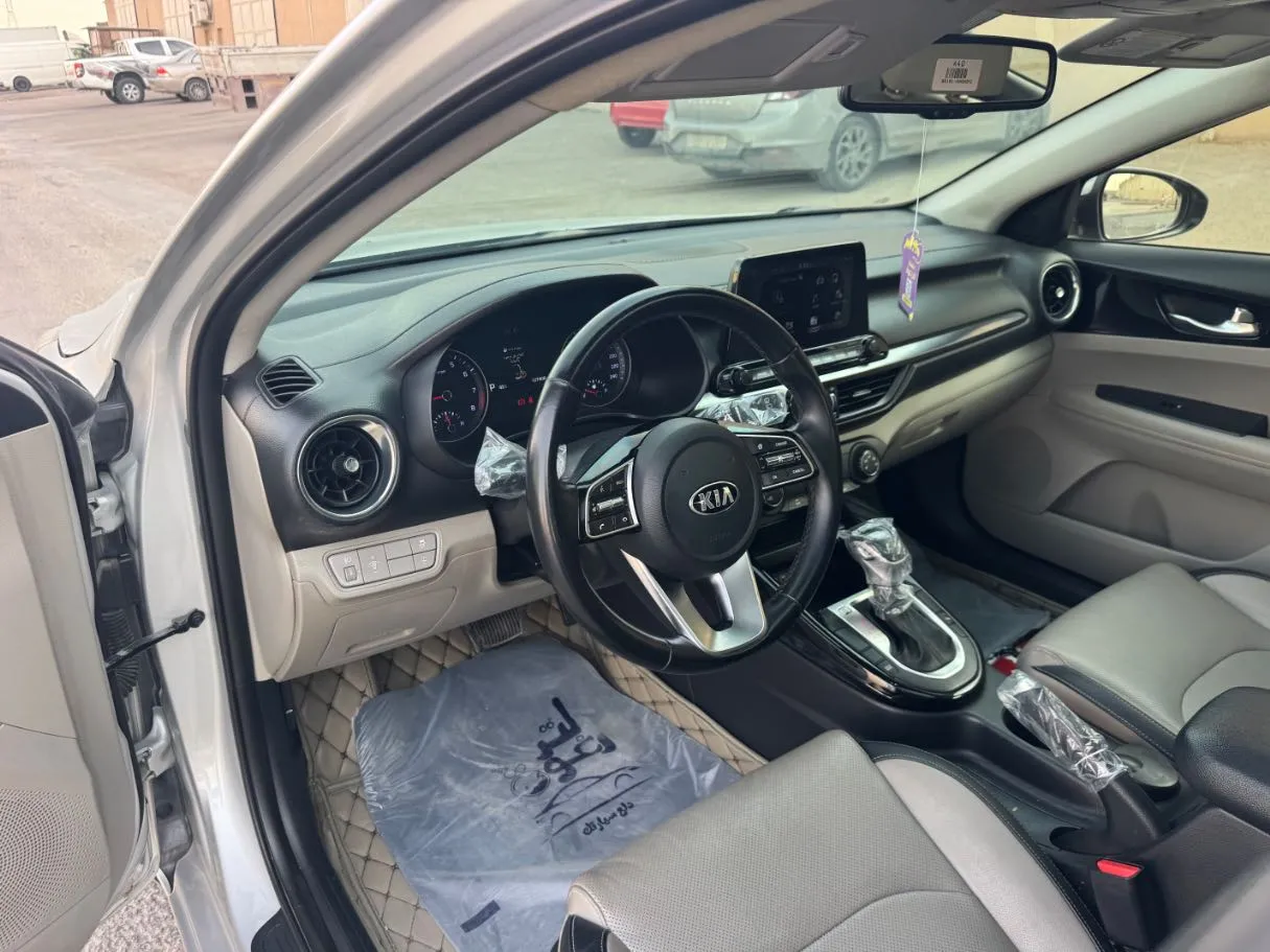 Car image 12