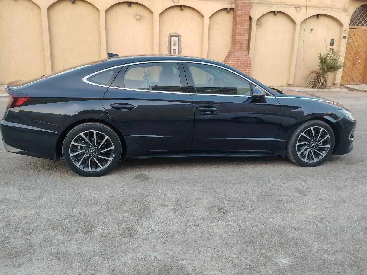 Car image 4