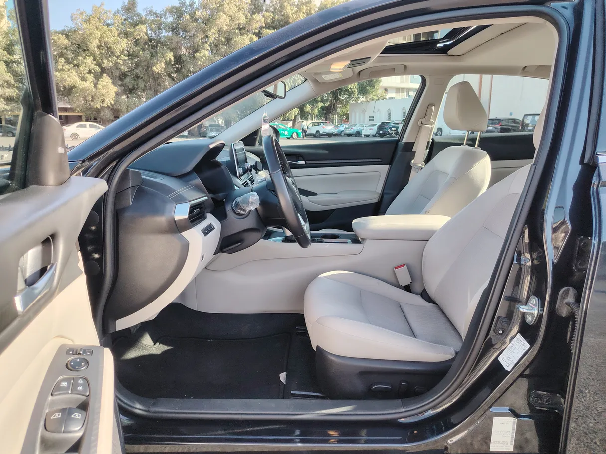 Car image 19