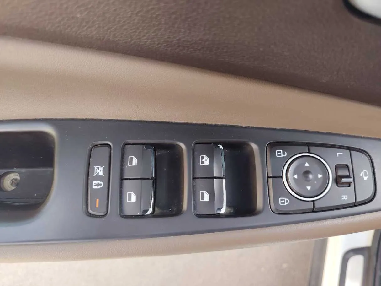 Car image 27