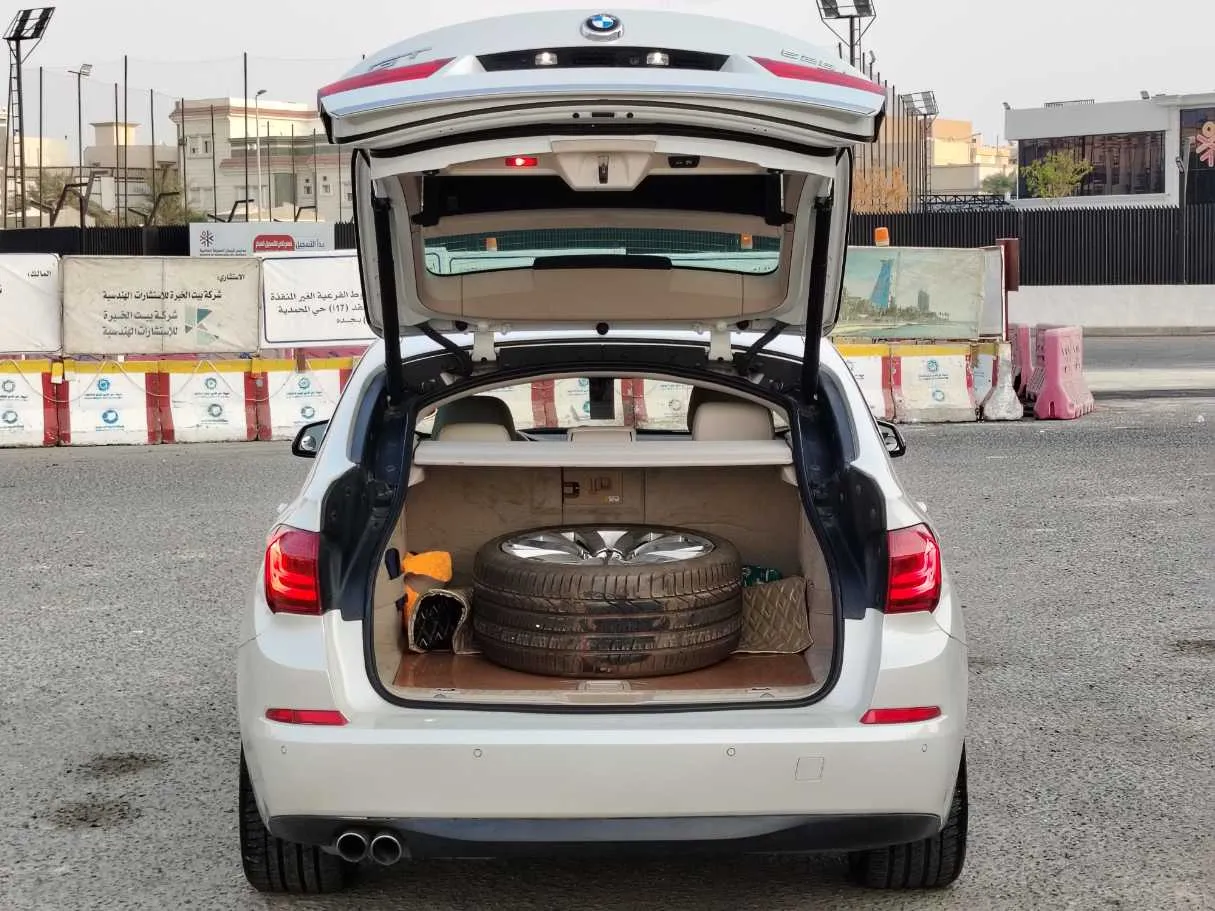 Car image 25