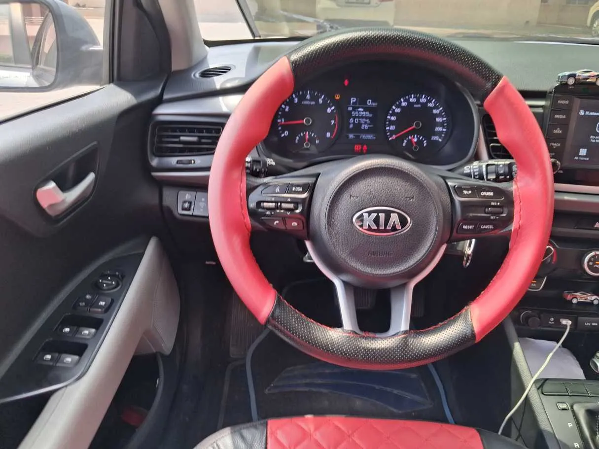 Car image 19