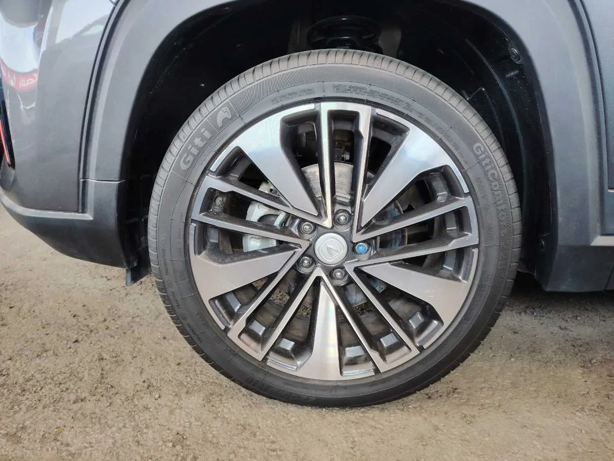 Car image 9
