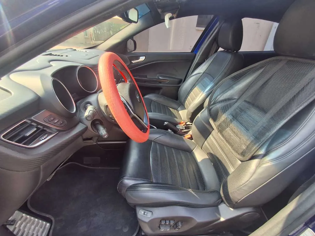 Car image 12