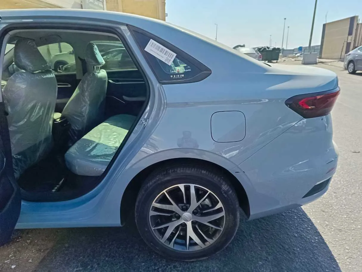 Car image 16