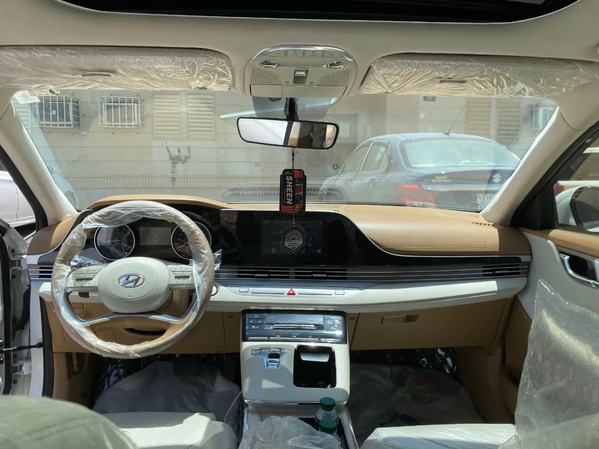 Car image 25
