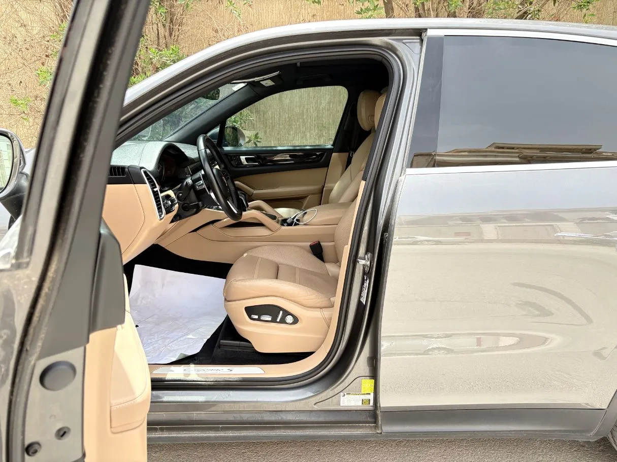 Car image 11
