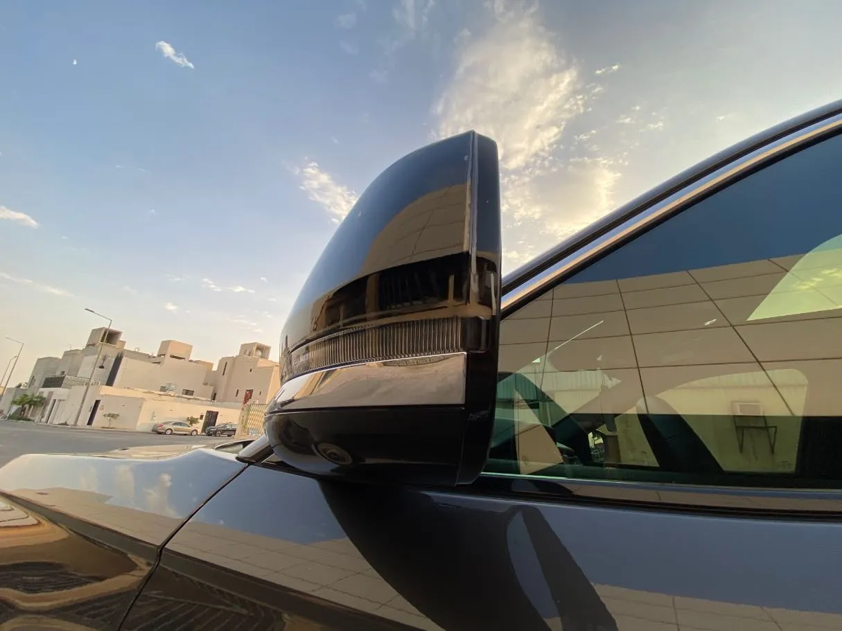 Car image 24