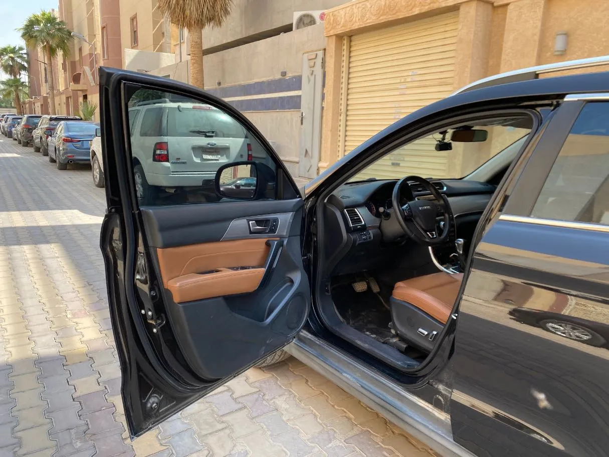 Car image 10