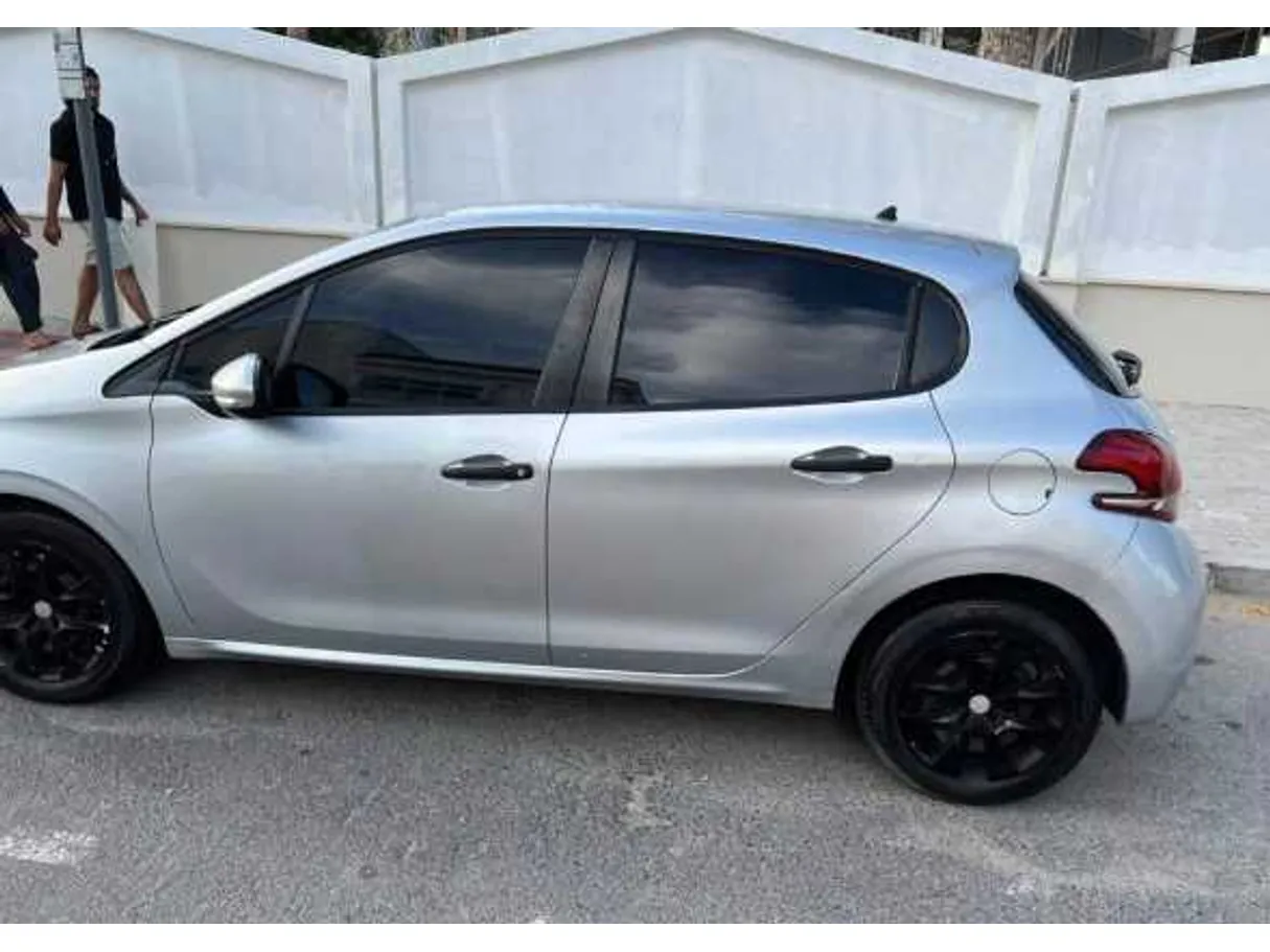 Car image 3