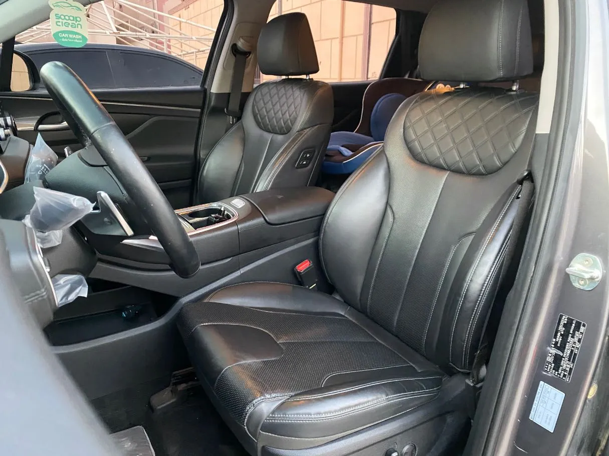 Car image 12