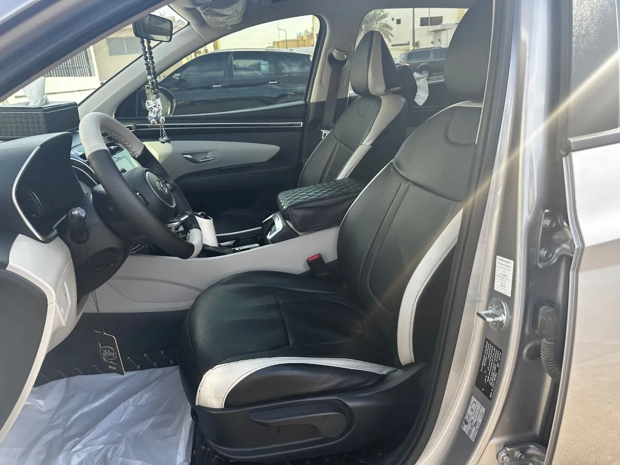 Car image 12