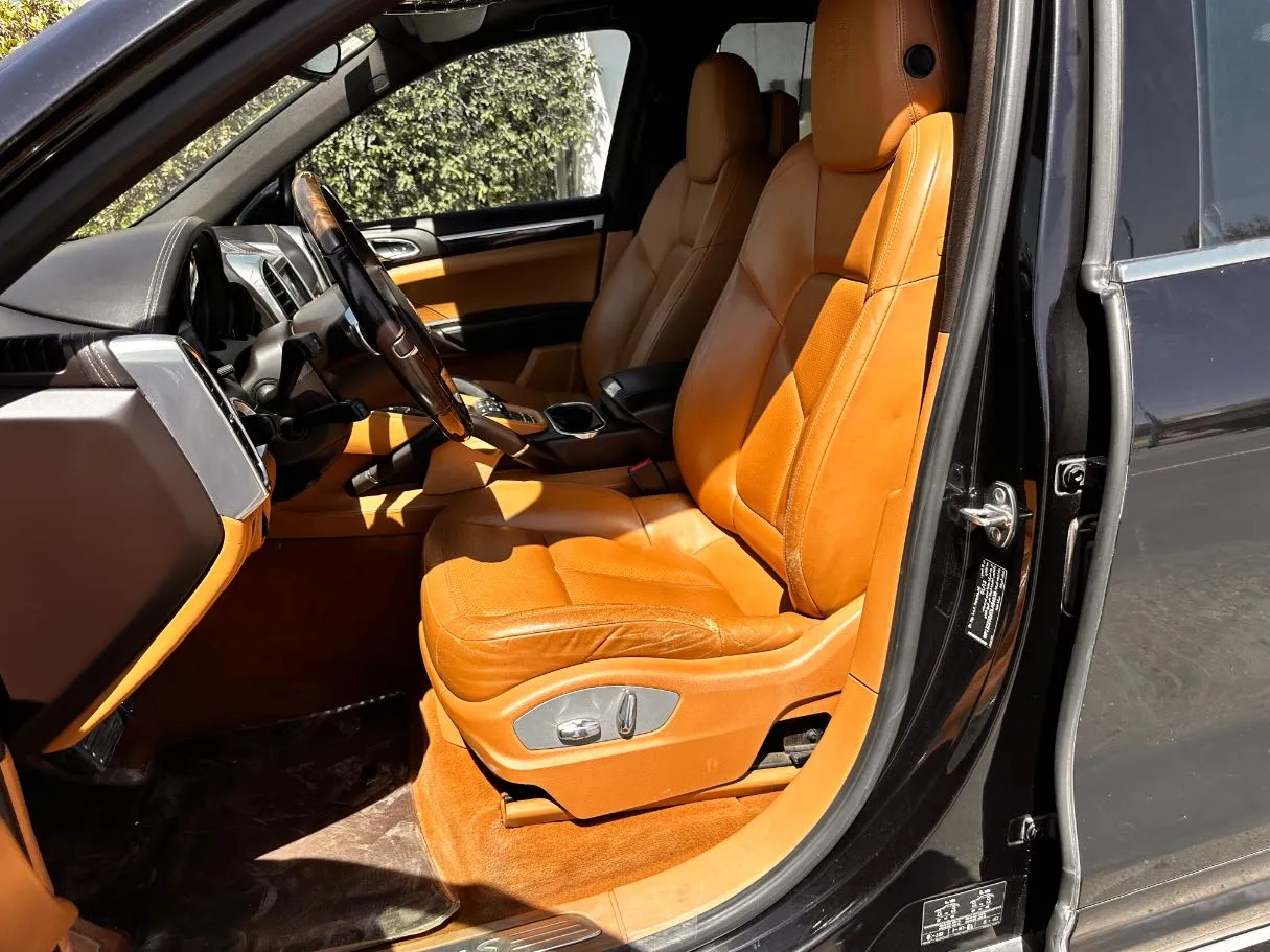 Car image 12