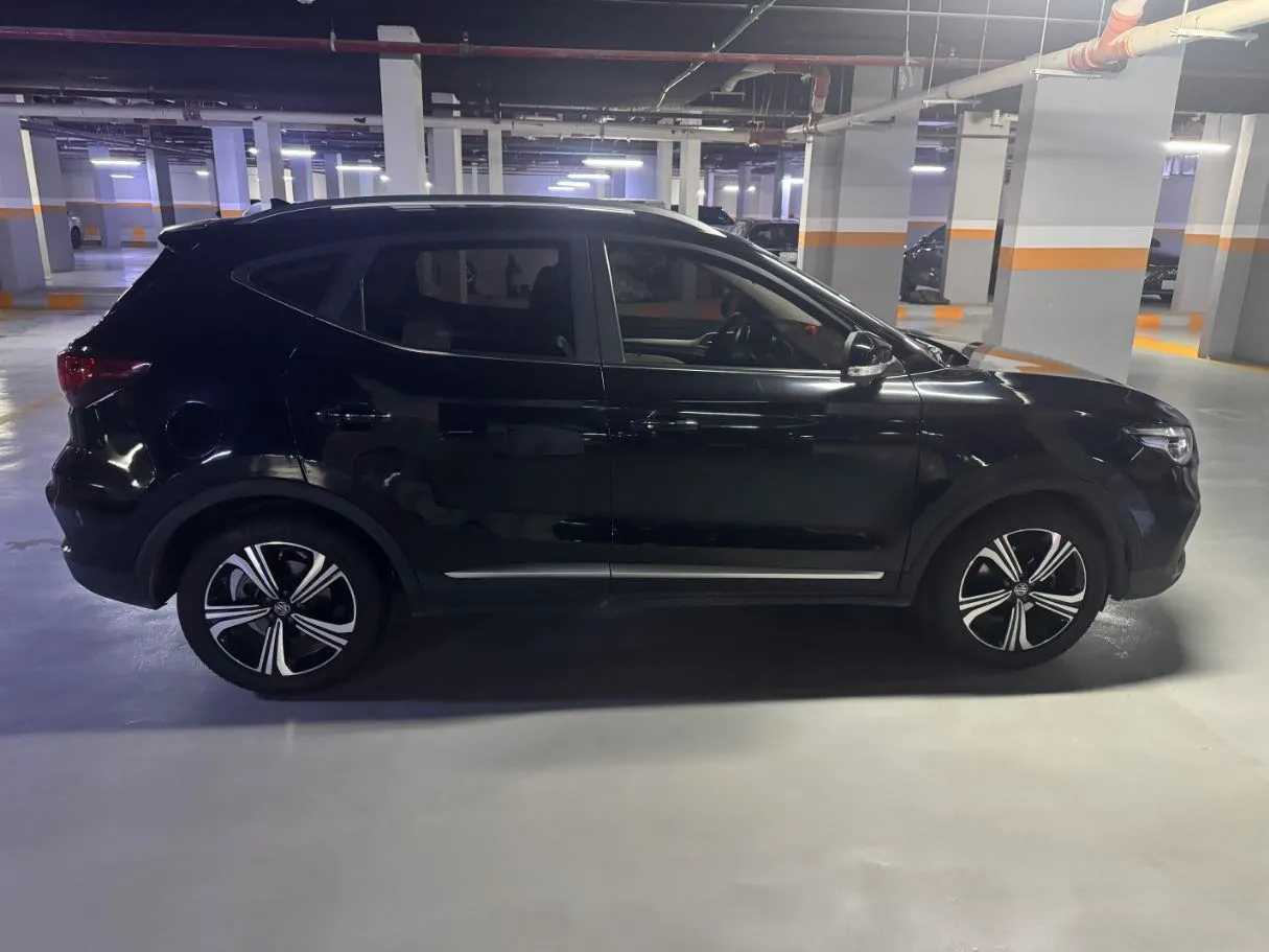 Car image 4
