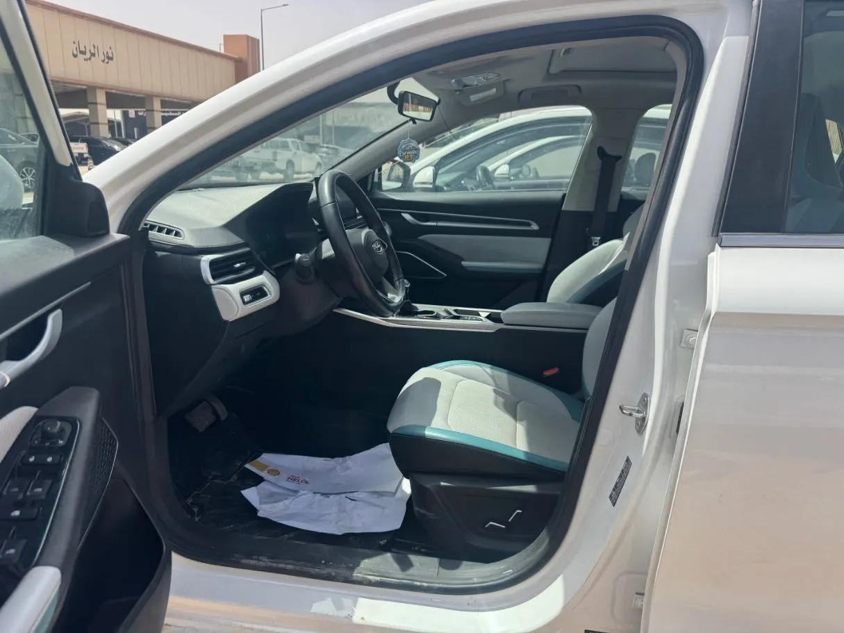 Car image 9