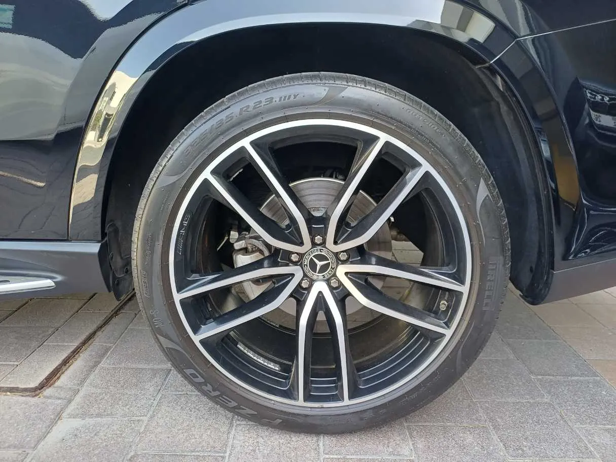 Car image 9