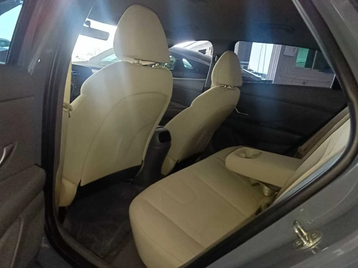 Car image 18