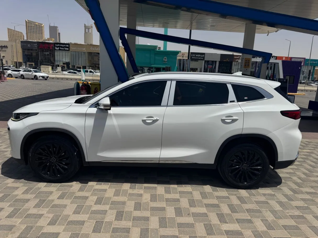 Car image 8