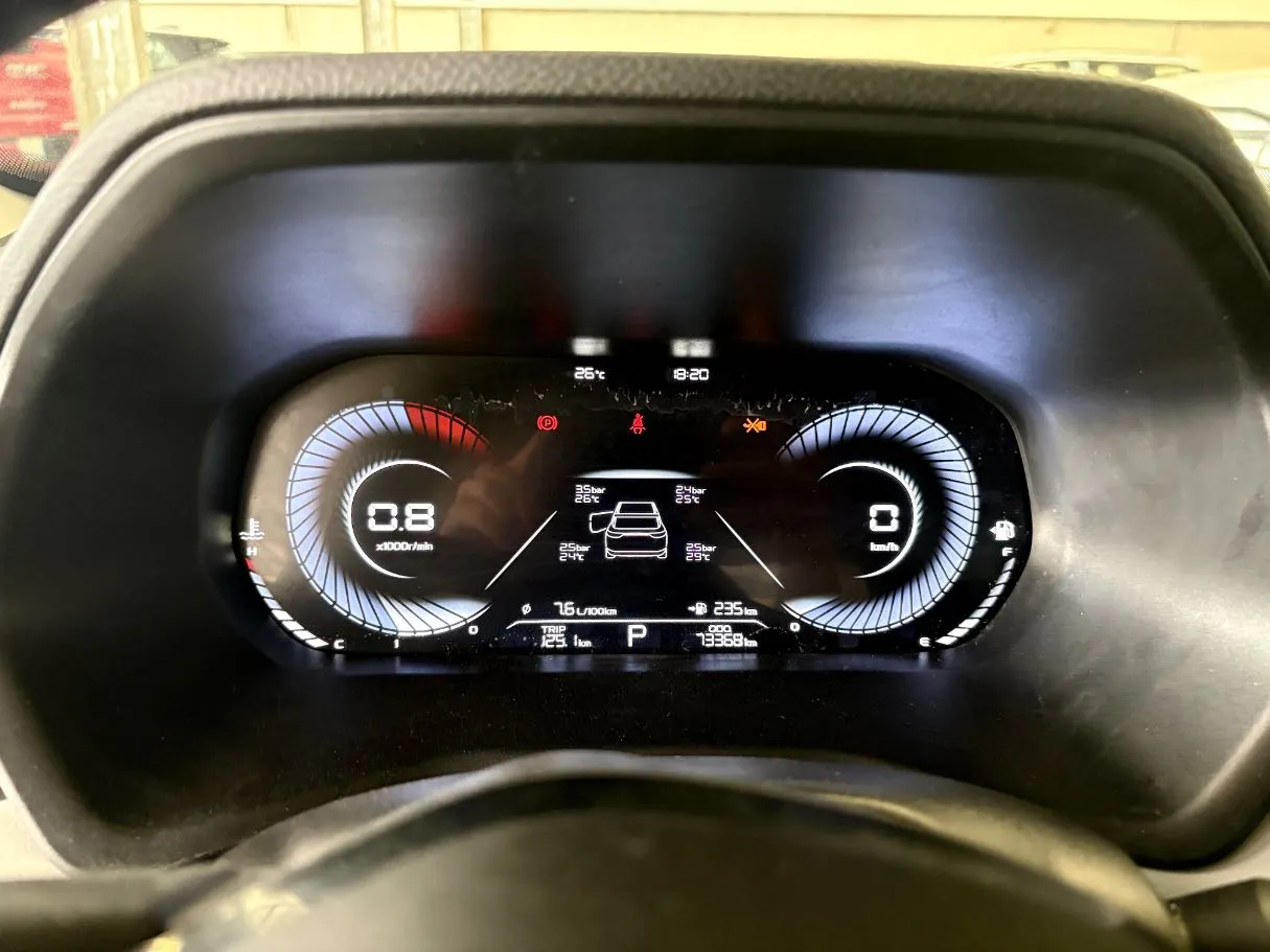 Car image 12