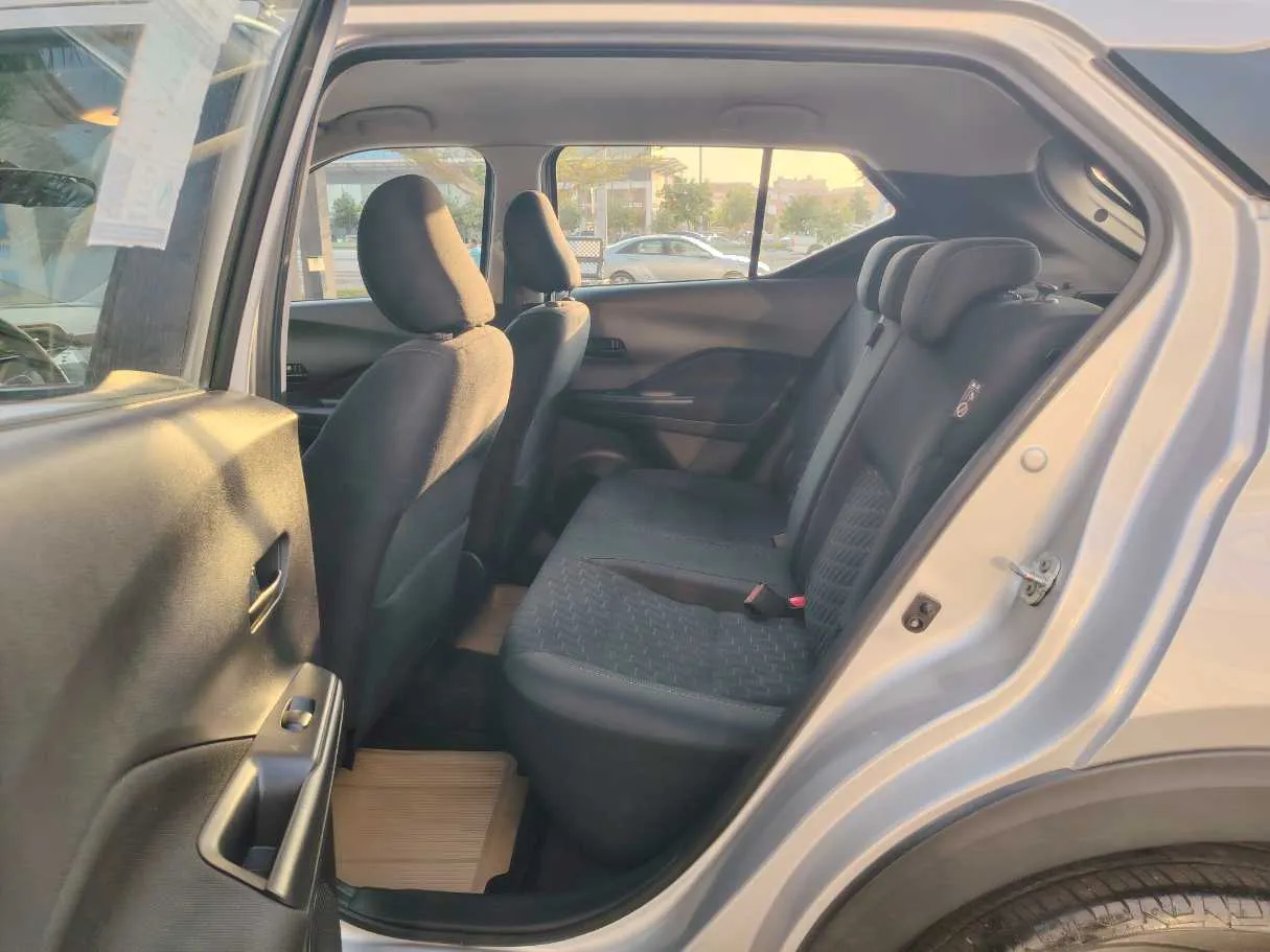 Car image 14
