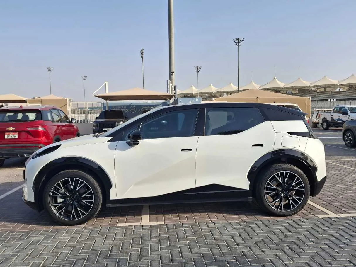 Car image 8