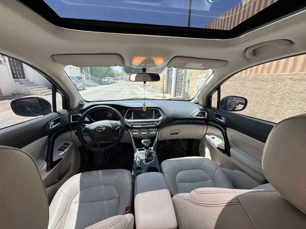 Car image 14