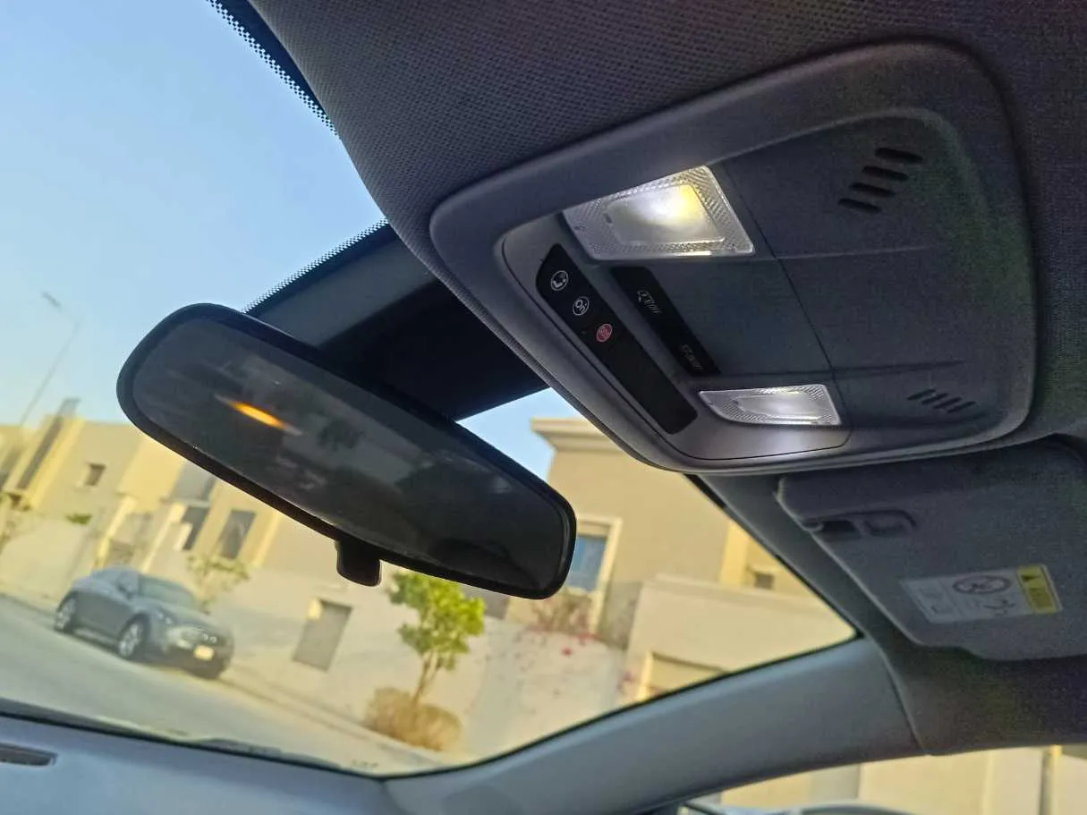 Car image 25