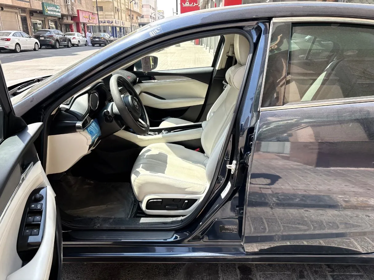 Car image 11