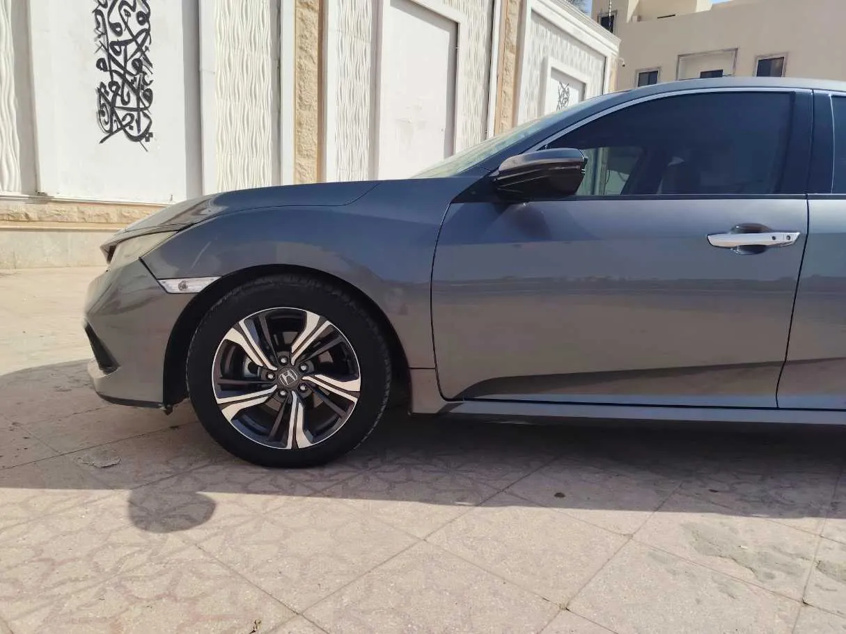 Car image 9