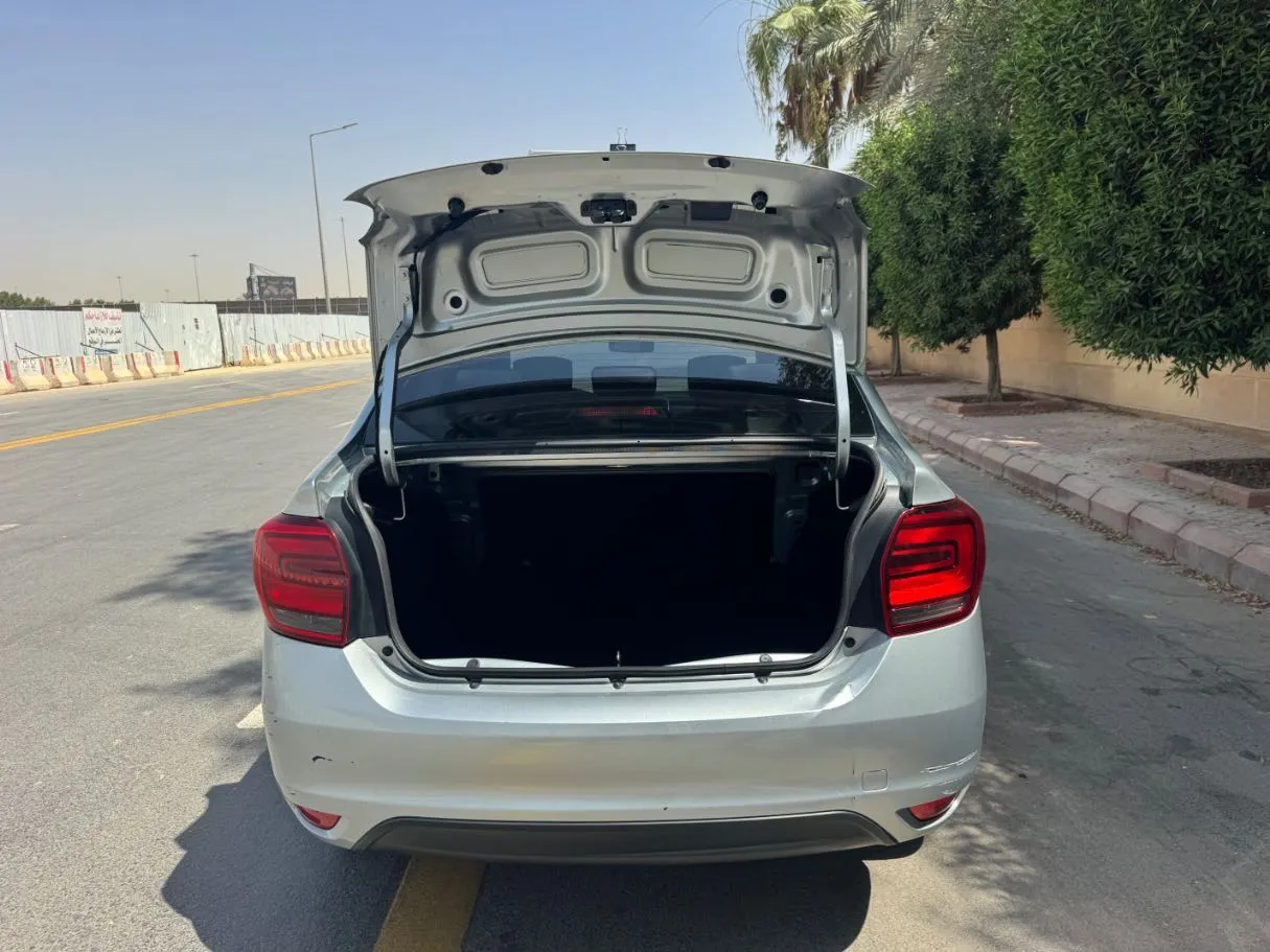 Car image 19