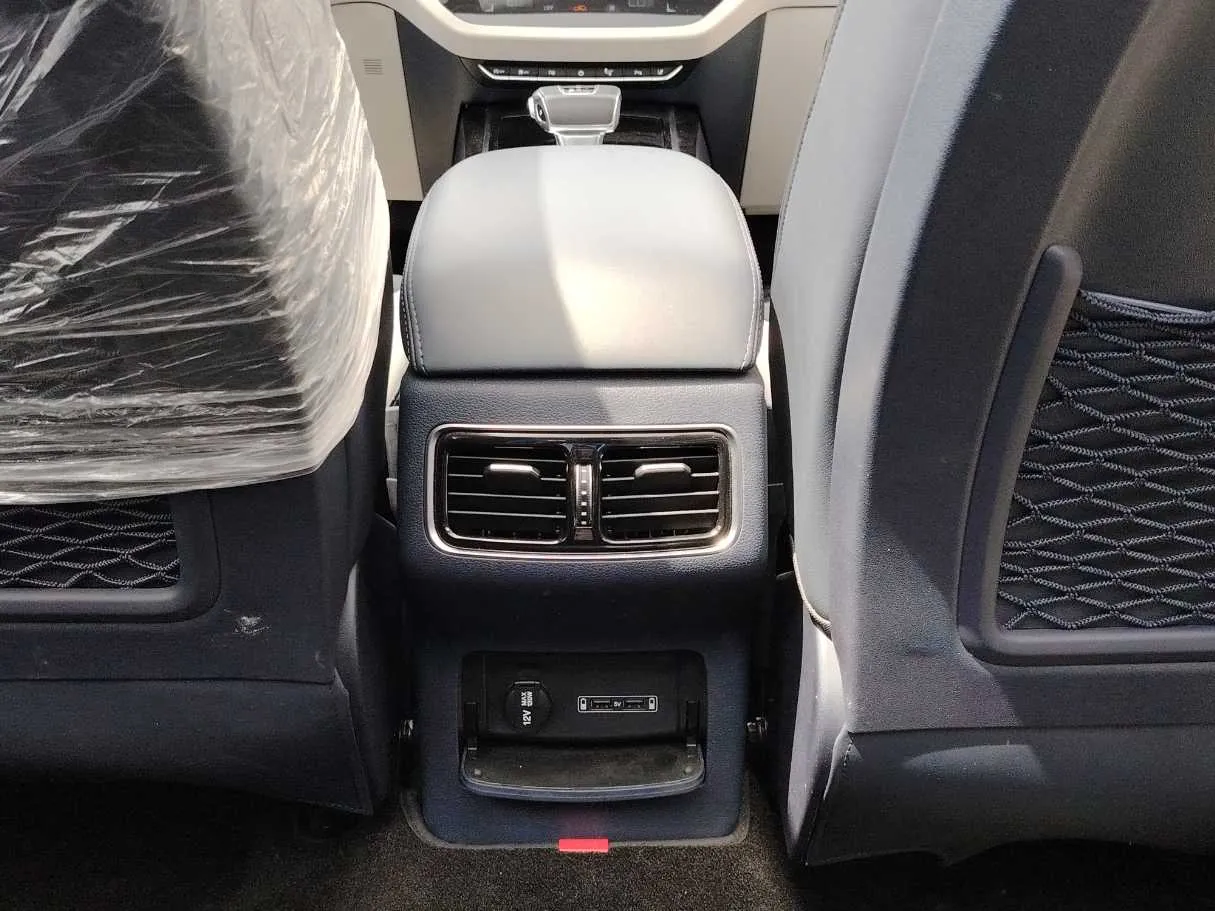 Car image 30