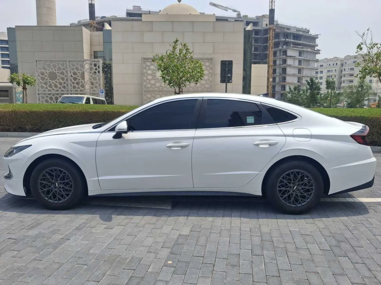 Car image 8
