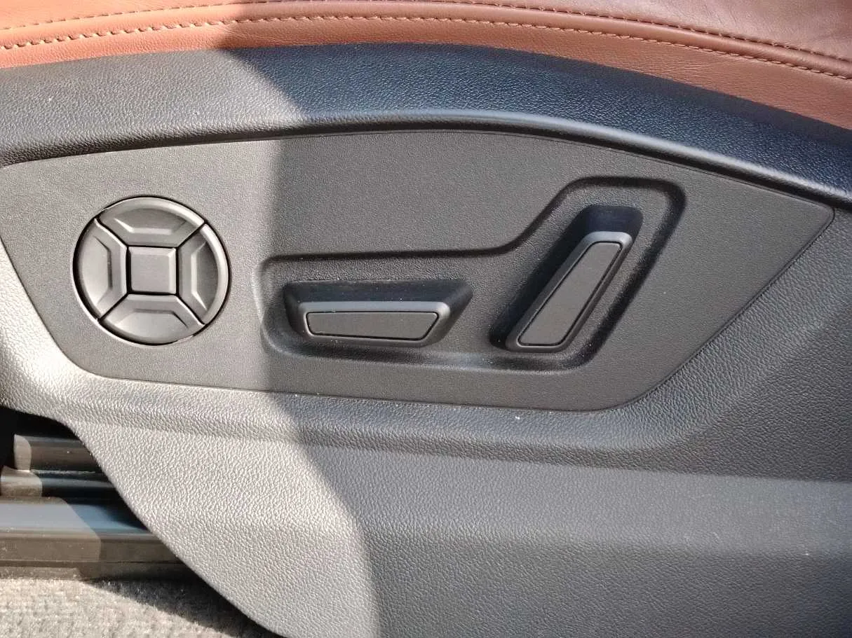 Car image 30