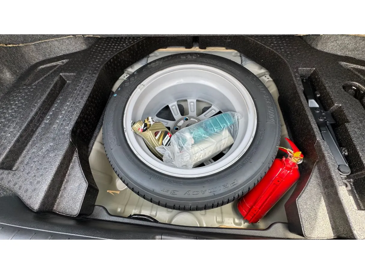 Car image 27