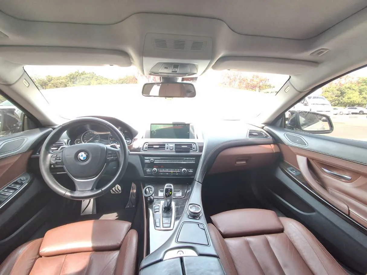 Car image 14
